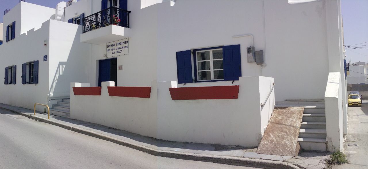 Η «ράμπα» που βλέπετε τοποθετημένη στη σκάλα, σκοπό έχει να βοηθήσει τα ΑμεΑ να την ανέβουν, προκειμένου να εισέλθουν στο ισόγειο του κτιρίου της οικονομικής εφορείας Νάξου.<br />Η κλίση της ράμπας, αντιστοιχεί σε γωνία 58°.<br />Ένα πάρα μα πάρα πολύ καλό «4Χ4» ανεβαίνει οριακά μέχρι κλίση που αντιστοιχεί σε γωνία φ=28°!!!