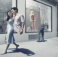 Χαζεύοντας τη βιτρίνα.jpg