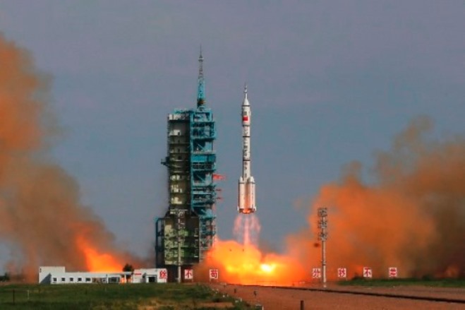 xaxaxa 044 -0 launching spacecraft.JPG