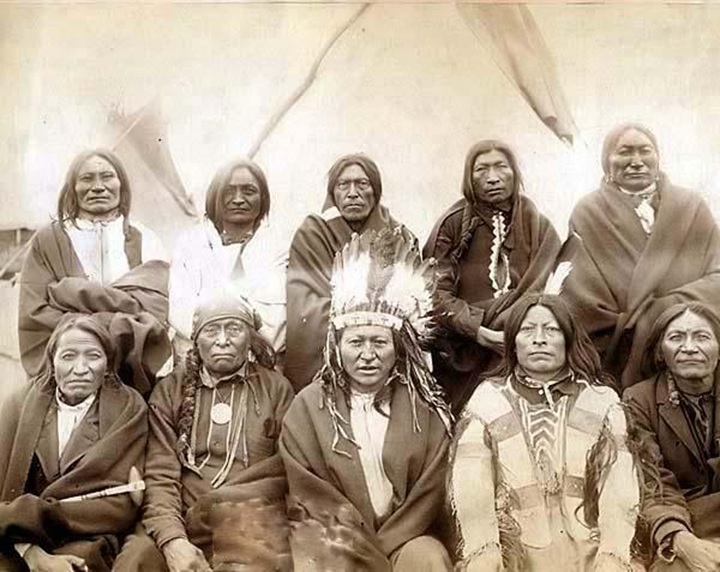 1881 Sitting bull, bear runs, white horse, and other heads of Indians, the day they agreed surrender to the forces of the U.S. Army..jpg