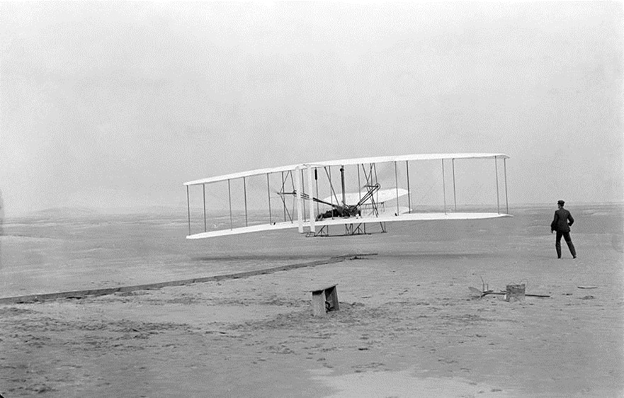 on December 17, 1903. North Carolina, USA. The Orville brothers and Wilbur Wright managed to fly his airplane for 59 minutes..jpg
