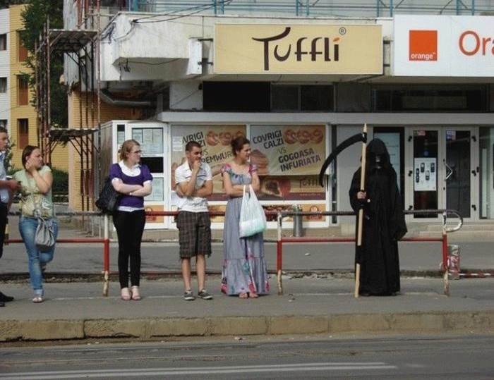 τι γίνεται... αργεί.jpg