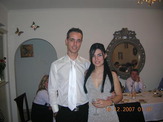 egw me tin gunaikoula mou..filia se olous...